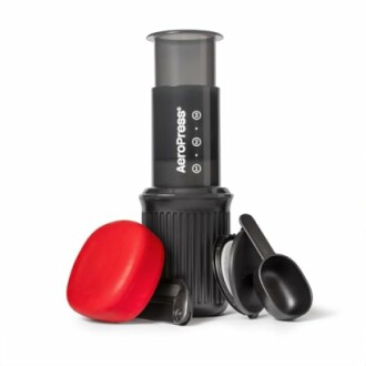 Ensemble de cafetière Aeropress avec accessoires.