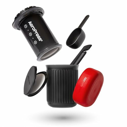 Cafetière Aeropress et accessoires en suspension.