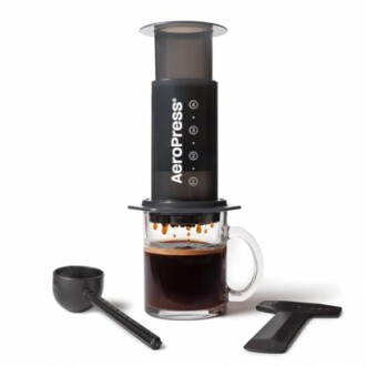 Cafetière AeroPress avec café en préparation.