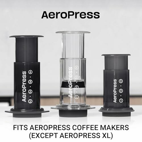 Trois modèles de cafetières AeroPress alignés