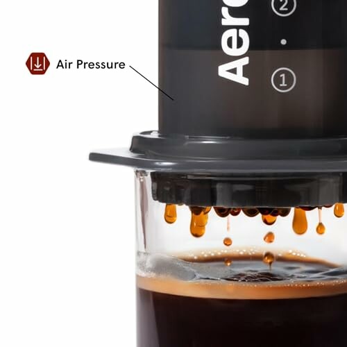Café préparé avec une AeroPress utilisant la pression d'air.