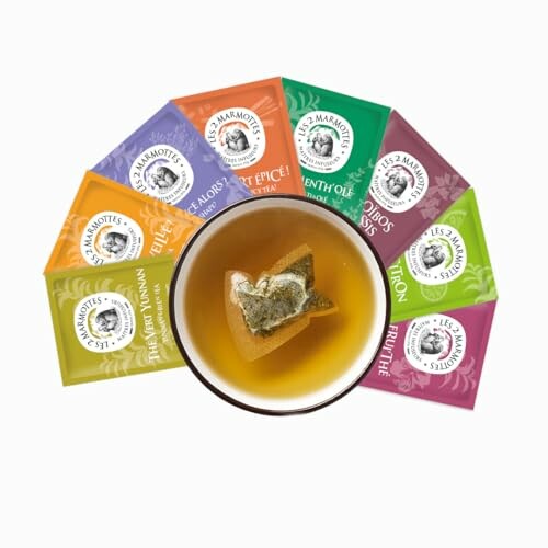 Tasse de thé entourée de sachets de thé colorés.