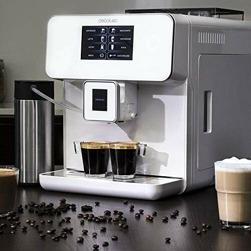 Machine à café automatique avec tasses et grains de café.