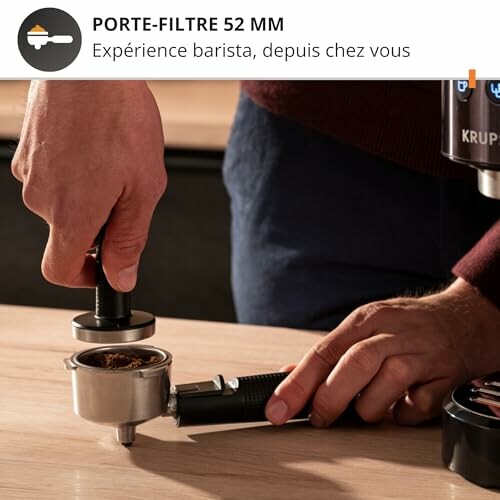 Personne utilisant un porte-filtre pour préparer du café
