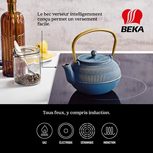 Théière bleue sur une plaque de cuisson à induction.