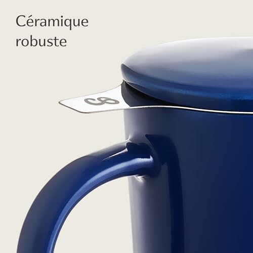 Mug en céramique bleue avec couvercle.