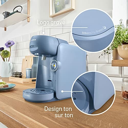 Machine à café bleue sur un comptoir de cuisine avec détails en gros plan.