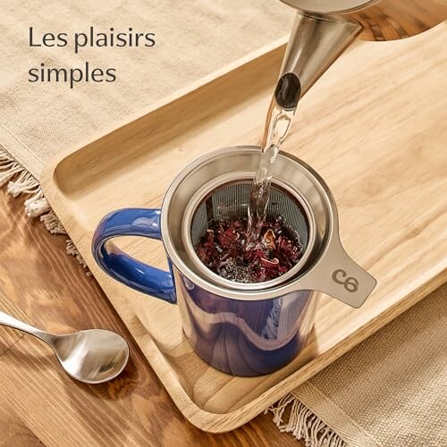 Infusion de thé dans une tasse bleue.