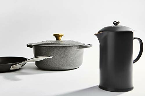 Ensemble de cuisine en fonte avec casserole, poêle et cafetière.