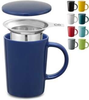 Tasse en céramique bleue avec infuseur en acier inoxydable et couvercle.