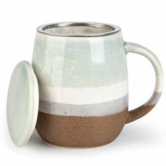 Tasse en céramique avec infuseur et couvercle.