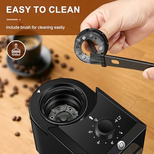 Broyeur à café avec brosse de nettoyage.