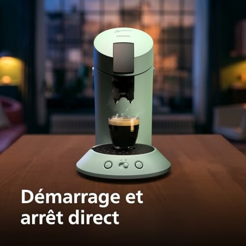 Machine à café moderne avec une tasse de café en préparation