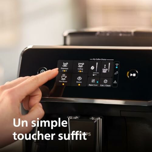 Personne utilisant une machine à café avec écran tactile.