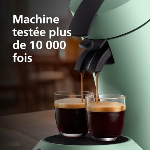 Machine à café versant deux tasses de café