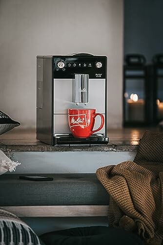 Machine à café préparant une tasse rouge