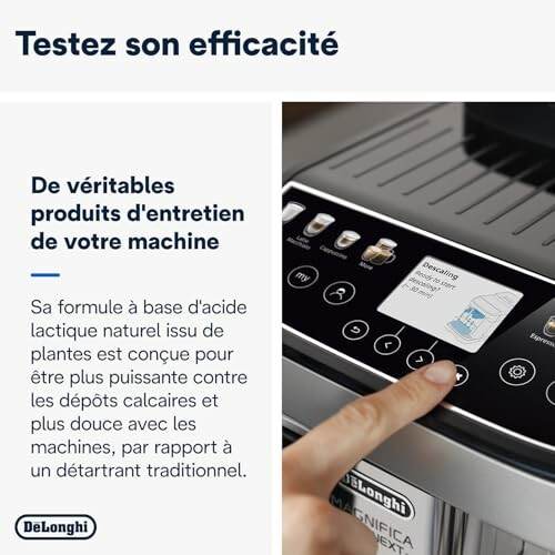 Personne utilisant une machine à café DeLonghi.