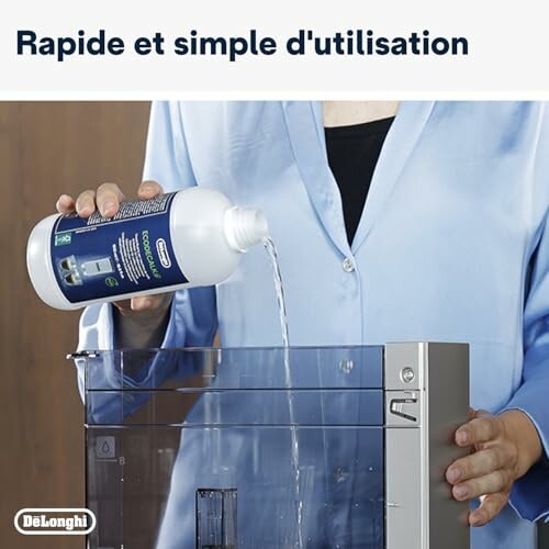 Personne versant du liquide dans un réservoir d'eau.