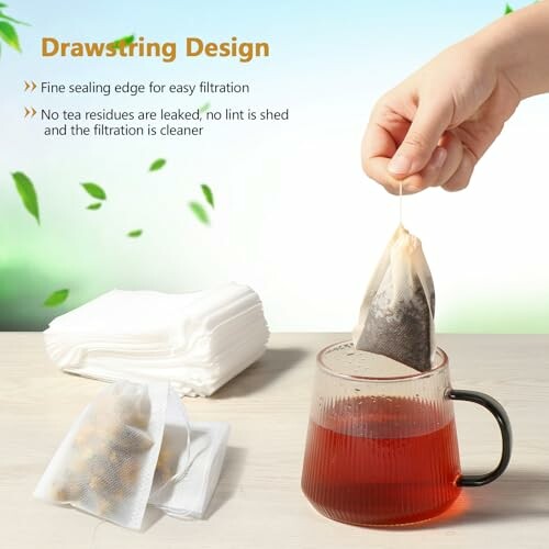 Sachet de thé avec design à cordon au-dessus d'une tasse.