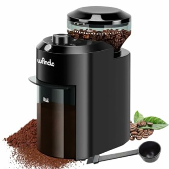 Moulin à café électrique avec grains et poudre de café.