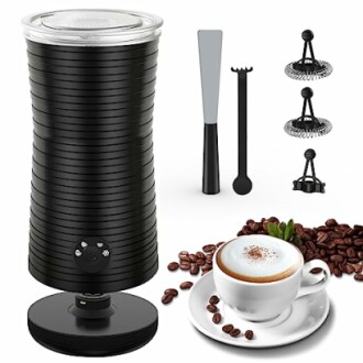 Mousseur à lait électrique avec café et accessoires.