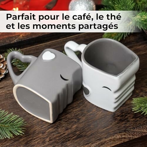 Tasses en forme d'éléphant sur une table en bois.