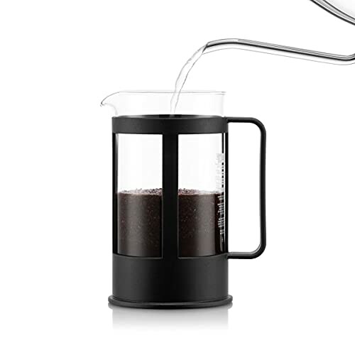 Cafetière à piston avec eau versée