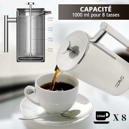 Cafetière à piston versant du café dans une tasse blanche.