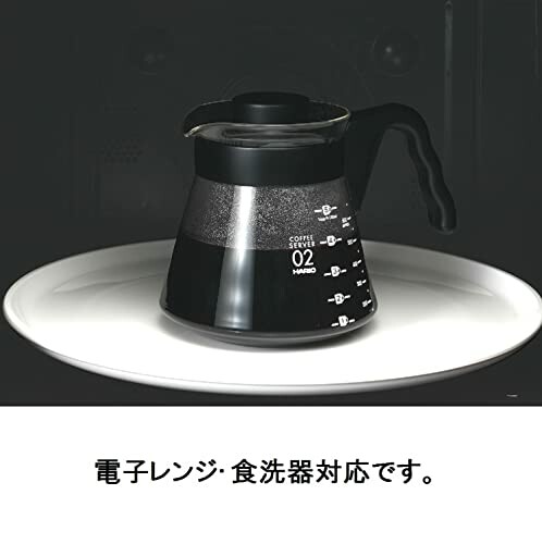 Carafe à café en verre dans un micro-ondes.