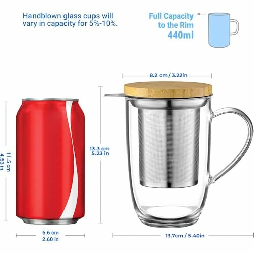 Comparaison de taille entre un infuseur en verre et une canette.