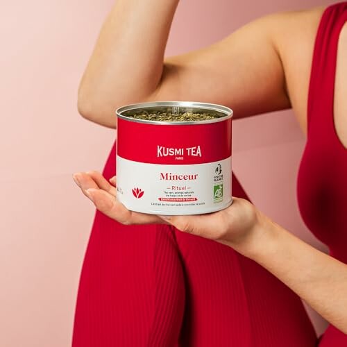 Boîte de thé Kusmi Tea Minceur tenue par une personne