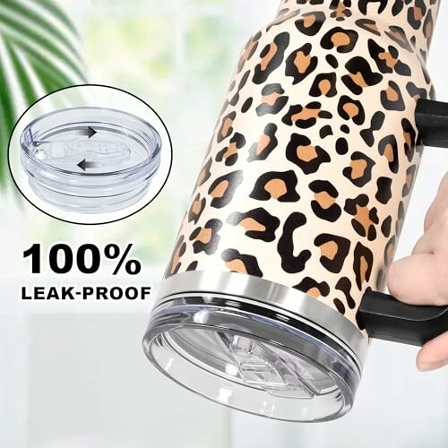 Tasse à motif léopard avec couvercle étanche.