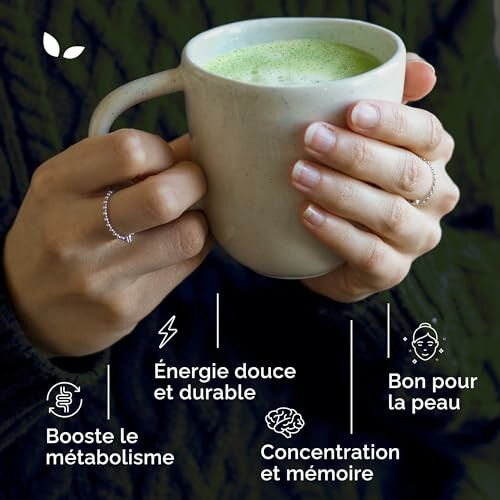 Personne tenant une tasse de matcha avec des avantages santé.