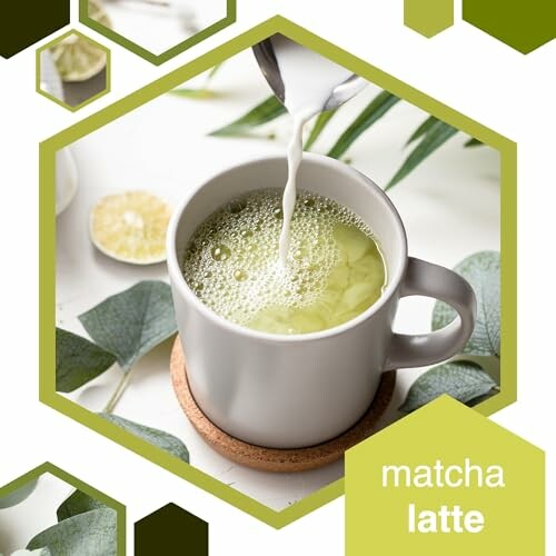 Tasse de matcha latte avec lait versé