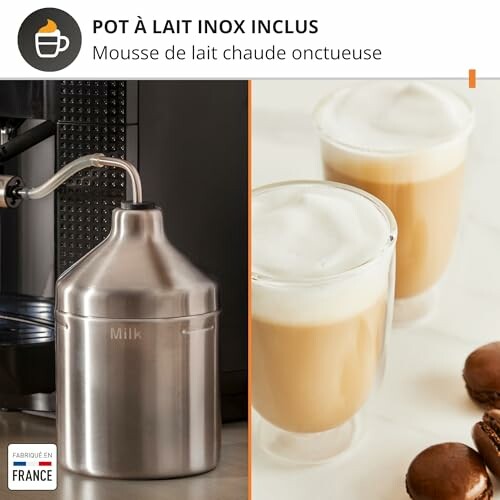 Mousse de lait chaude avec pot en inox et tasses de café