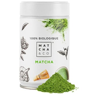 Boîte de poudre de matcha biologique avec fouet en bambou.