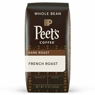 Paquet de café Peet's, torréfaction foncée, grains entiers.