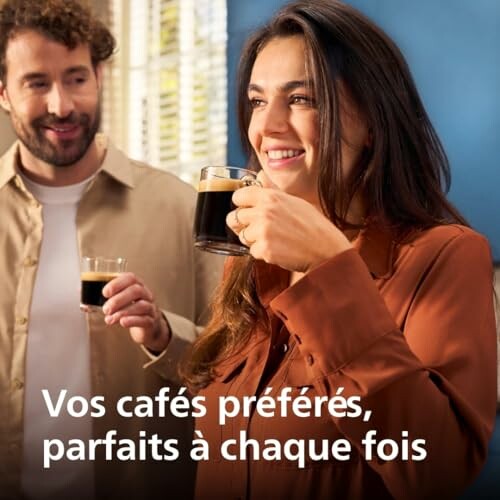 Deux personnes souriantes avec des tasses de café