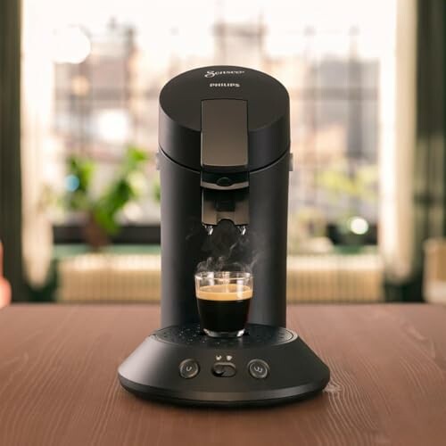 Machine à café Philips avec une tasse d'espresso.
