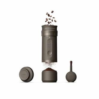 Broyeur à café portable avec grains et poudre.