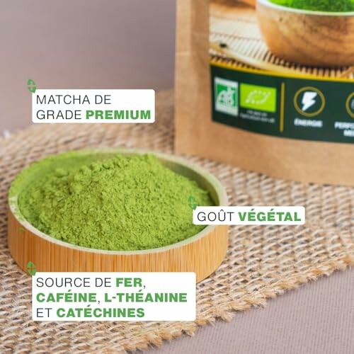 Poudre de matcha dans un bol en bambou avec des étiquettes informatives.
