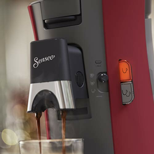 Machine à café Senseo avec café coulant dans une tasse.