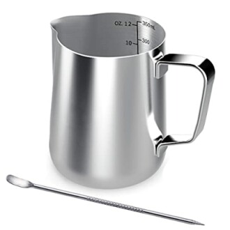 Pichet en acier inoxydable avec cuillère de barista.