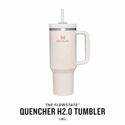 Tasse Stanley Quencher H2.0 de couleur rose avec paille.