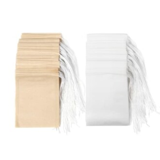 Sacs à thé en papier beige et blanc avec ficelles.