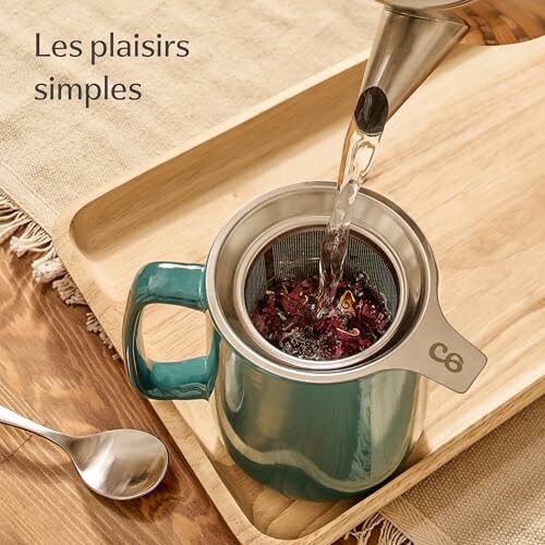 Théière avec infuseur en cours d'utilisation