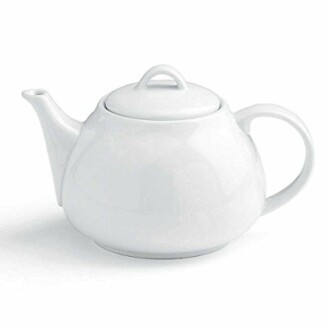 Théière en céramique blanche sur fond blanc.