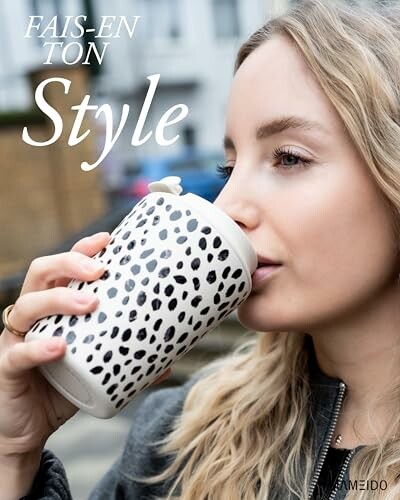 Femme buvant dans une tasse à motifs