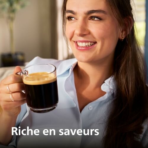 Femme souriante buvant un café.